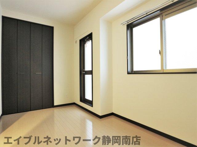 その他　落ち着いた色調の洋室です
