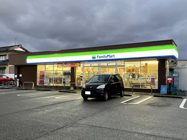 コンビニ　ファミリーマート小松北浅井店（コンビニ）まで570m