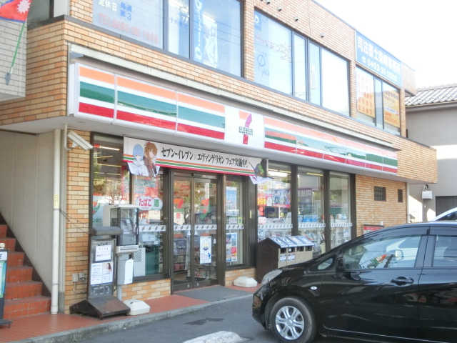 コンビニ　セブンイレブン高坂駅西口店（コンビニ）まで692m