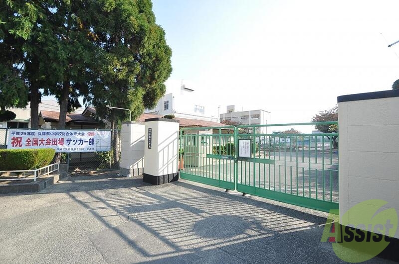 中学校　神戸市立 歌敷山中学校（中学校）まで591m