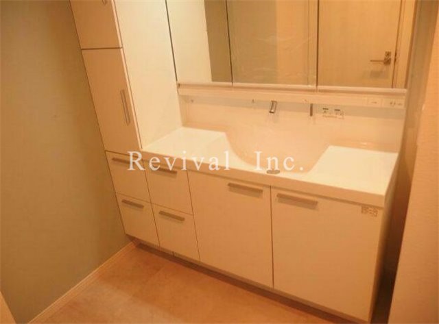 洗面設備　広々とした洗面台はとても使いやすいです。