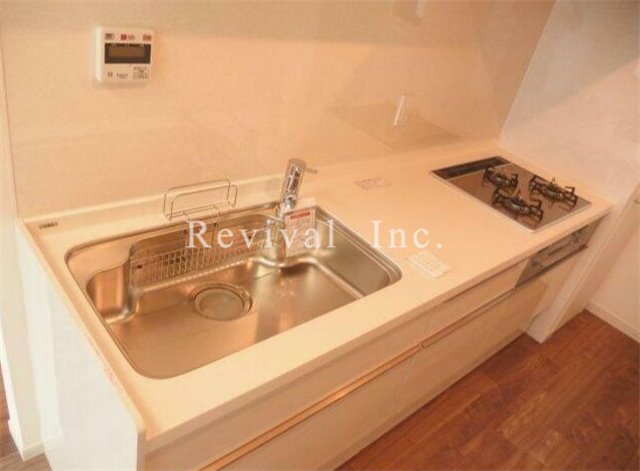 キッチン　グリル付のシステムキッチンでお料理も楽しめます。