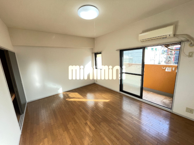 居室・リビング　窓から明るい光が差し込みます