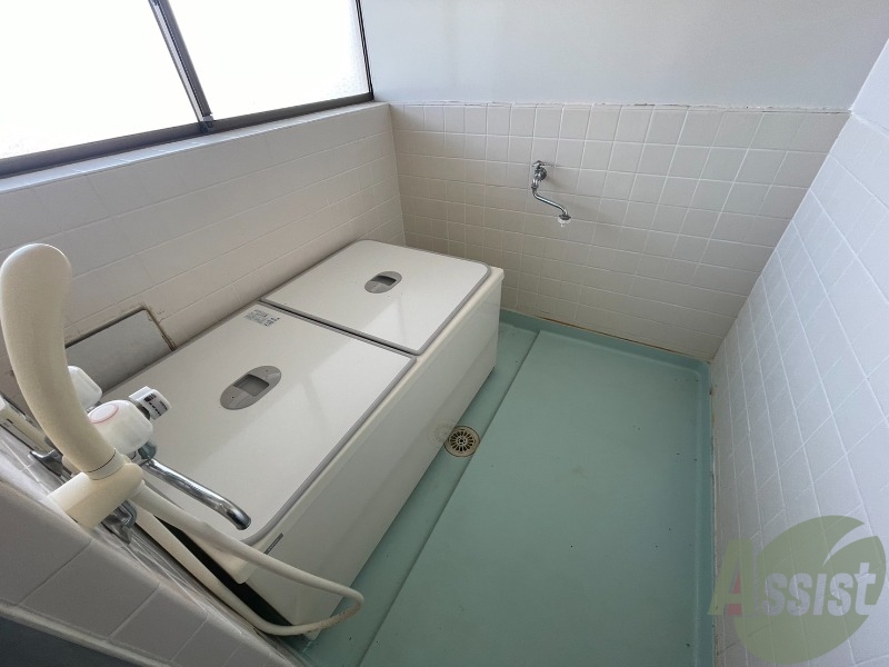 バス・シャワールーム　コチラで日々の疲れを癒し、リラックスしてください