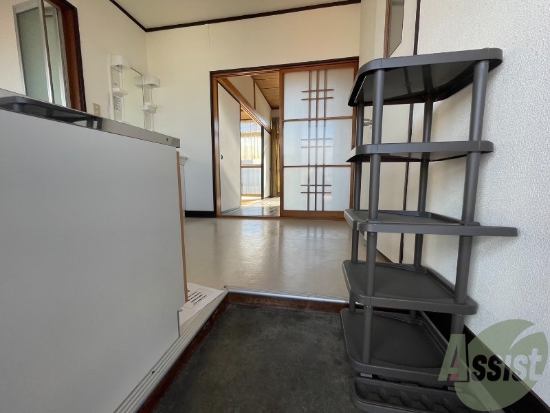 玄関　玄関から撮影しました。敷居が高くなくて安心ですね。