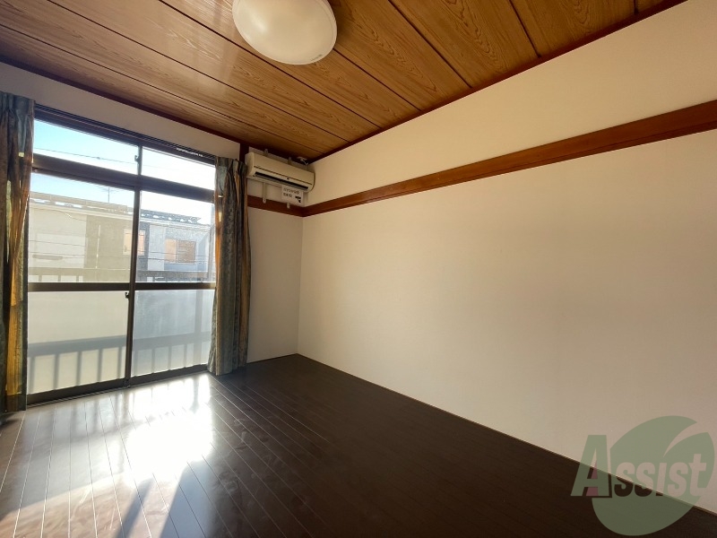 居室・リビング　６帖の洋室ですよ。広々としていますね～。