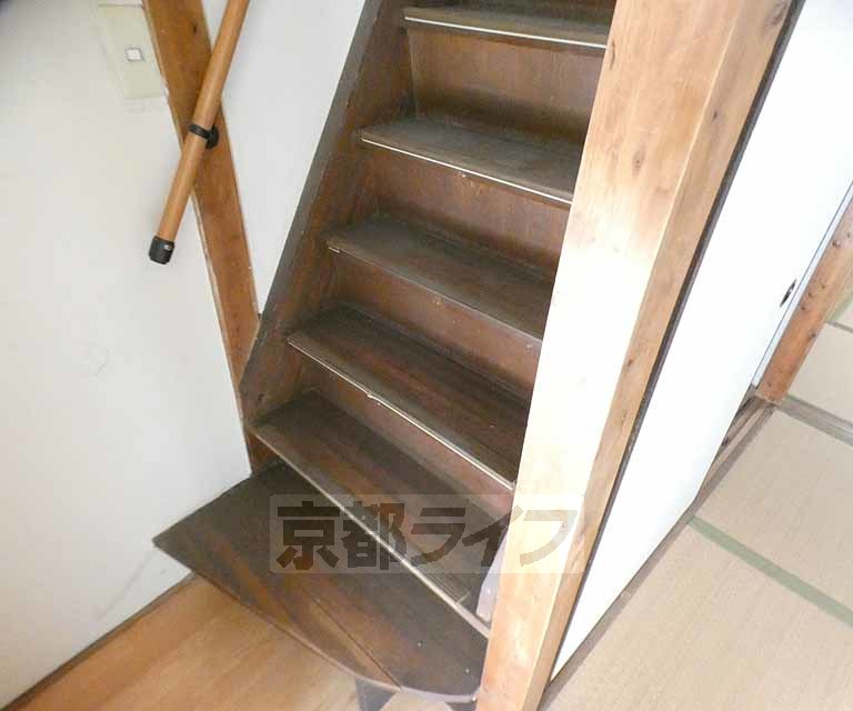 その他部屋・スペース　手すり付き階段