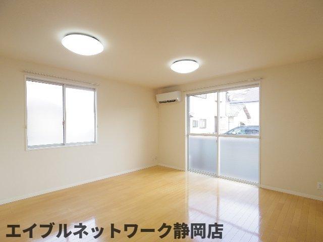 居室・リビング　こちらの居間で趣味の時間をお楽しみください