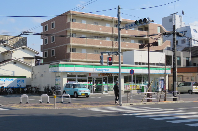 コンビニ　ファミリーマート北野駅前通り店（コンビニ）まで207m