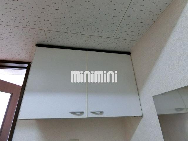 洗面設備　キッチンスペースには吊戸収納がございますよ。