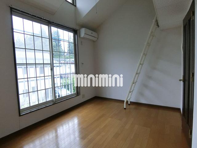 居室・リビング　大きな窓から光が入ります。