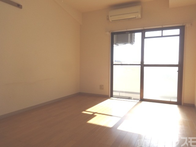 居室・リビング　窓からの光がいい感じです。