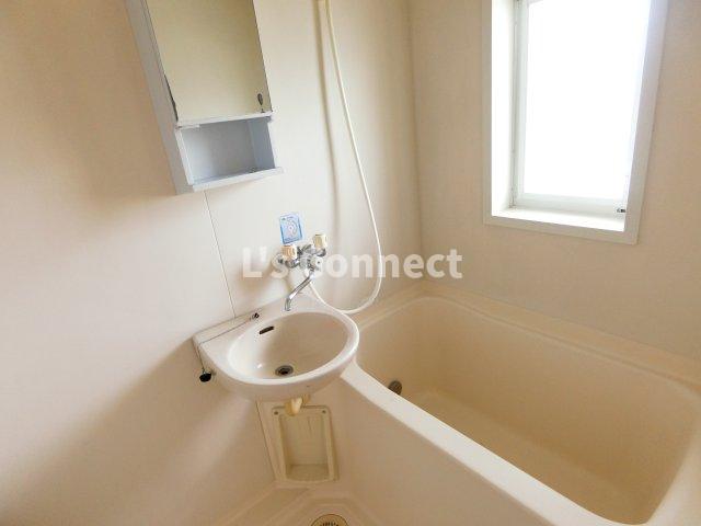 バス・シャワールーム　追焚き機能付きのお風呂。お風呂にも窓があります。