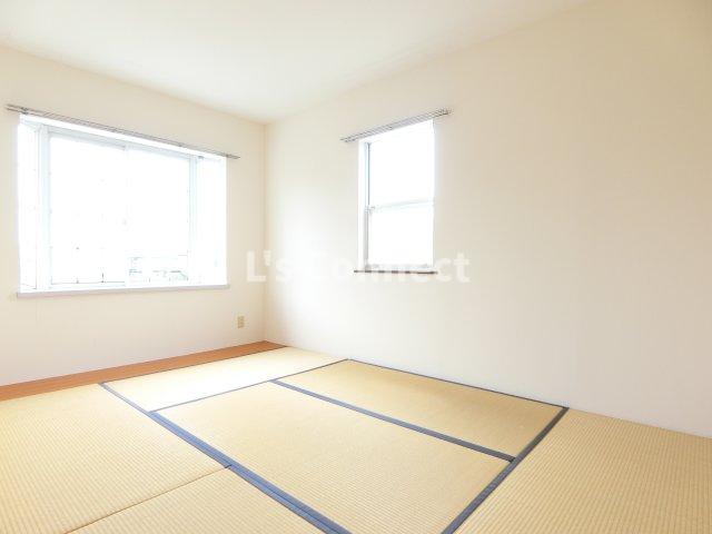 その他　６帖プラス板の間の和室。和室には２面に窓があります。