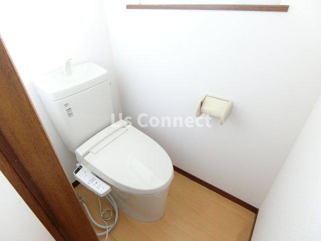 トイレ　温水洗浄便座付きのトイレ。