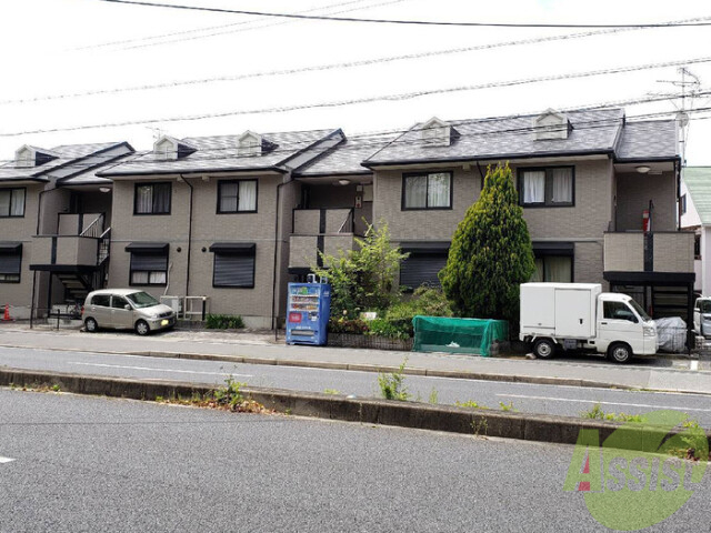 伊丹市松ケ丘のアパートの建物外観