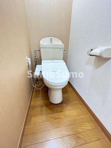 トイレ　落ち着いた色調のトイレです