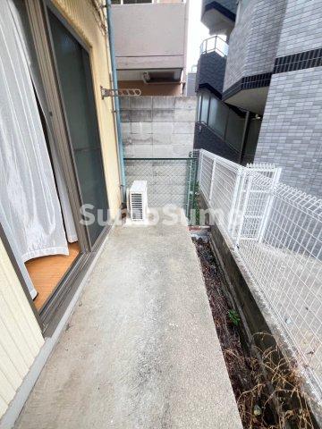 バルコニー　暖かな日差しのふりそそぐバルコニー