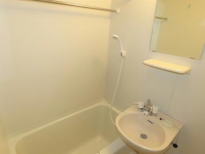 バス・シャワールーム　洗面台とユニット式のお風呂です