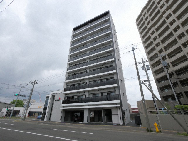 【札幌市東区北十三条東のマンションの建物外観】