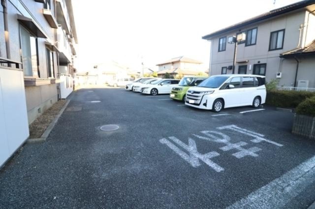 駐車場　※同タイプの別の部屋の写真です。