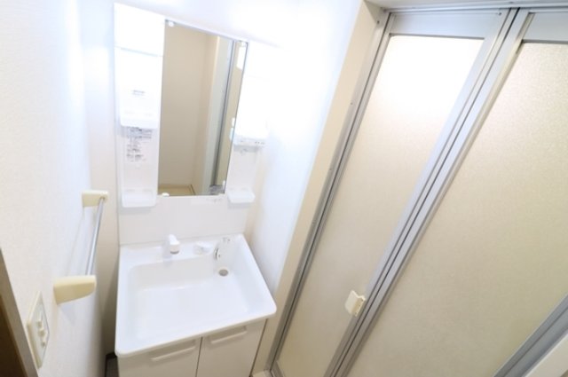 洗面設備　※同タイプの別の部屋の写真です。