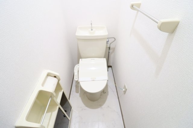 トイレ　※同タイプの別の部屋の写真です。