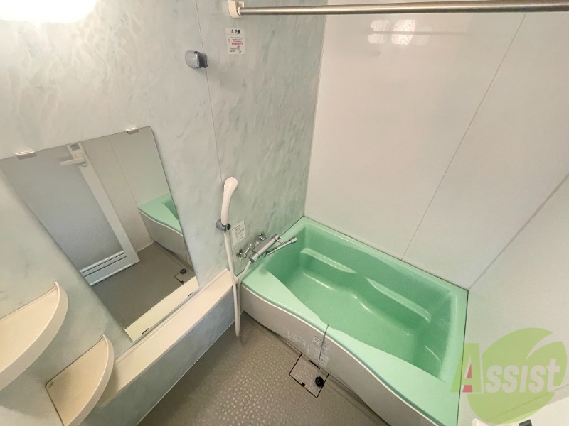 バス・シャワールーム　浴室は広めなのでゆったり落ち着けそうですね。