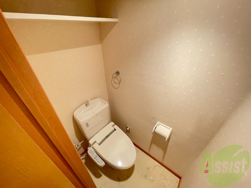トイレ　トイレはウォシュレット機能付きです。安心して使用できますね。