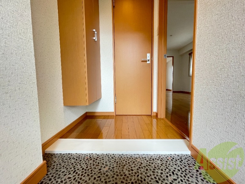 玄関　玄関からの様子です。すぐ部屋が見えないのは安心ですね。