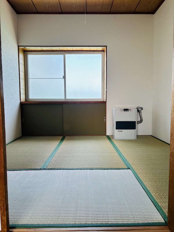 居室・リビング　4.5帖、ストーブ有ります。