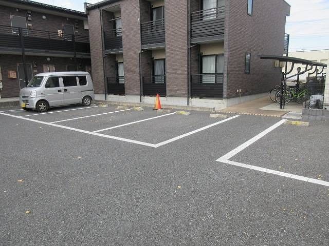 【深谷市上野台のアパートの駐車場】