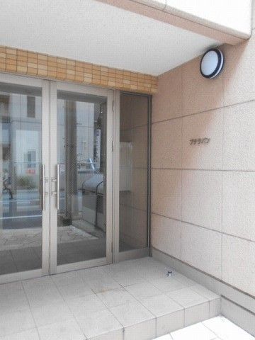 【岡山市北区中山下のマンションのエントランス】