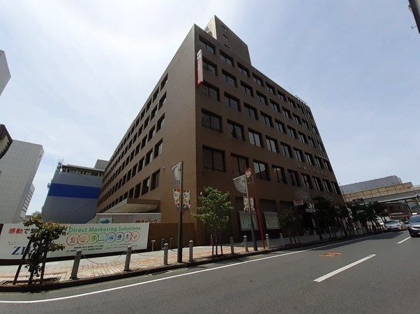 【岡山市北区中山下のマンションの郵便局】