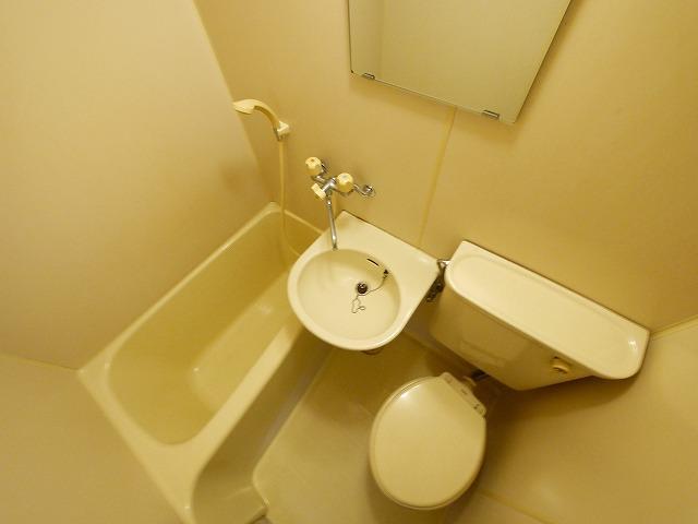 バス・シャワールーム　コンパクトで使いやすいお風呂です