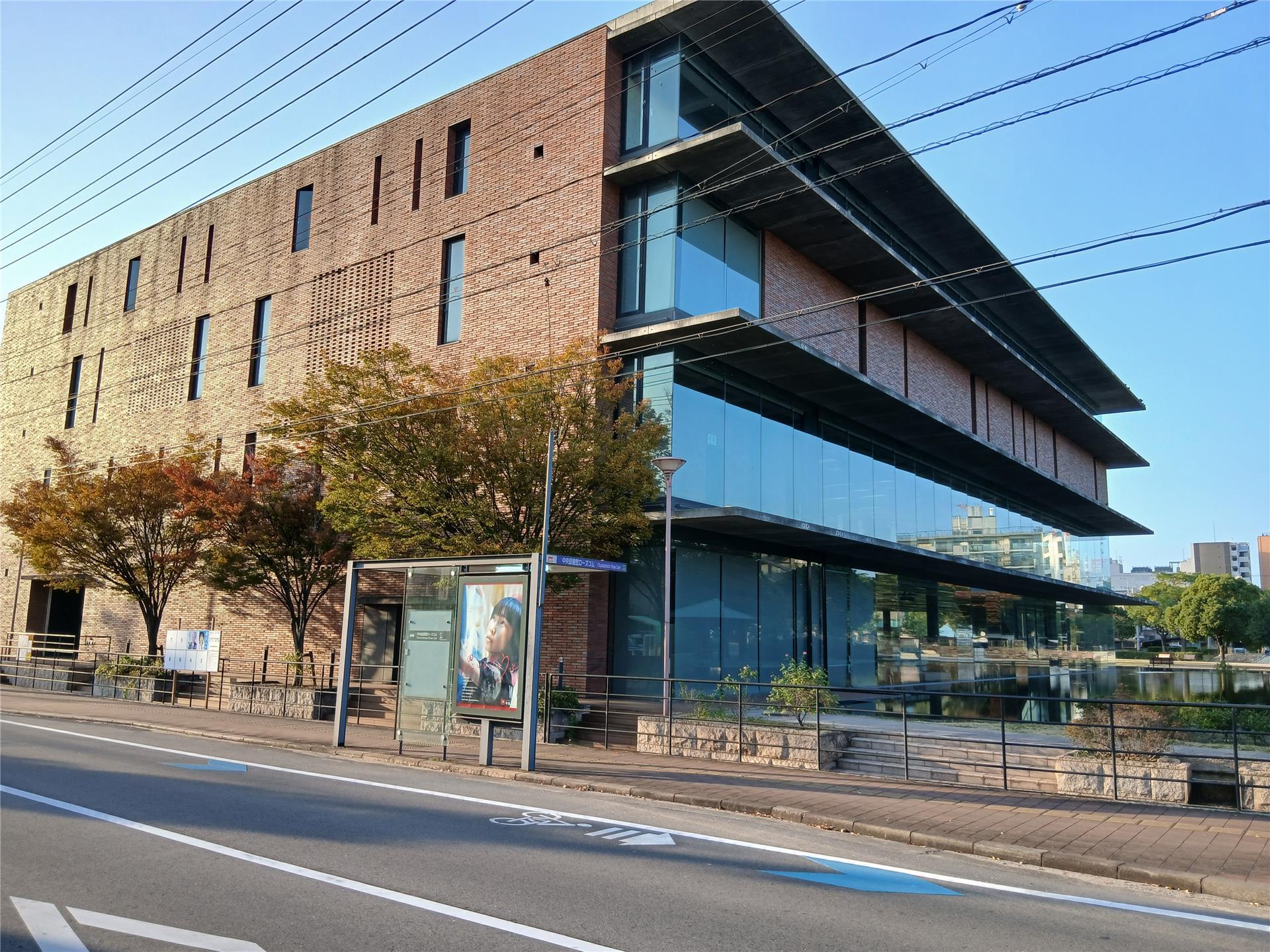 図書館　まなびの館ローズコム（図書館）まで400m