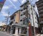 建物外観　細長いマンションです。