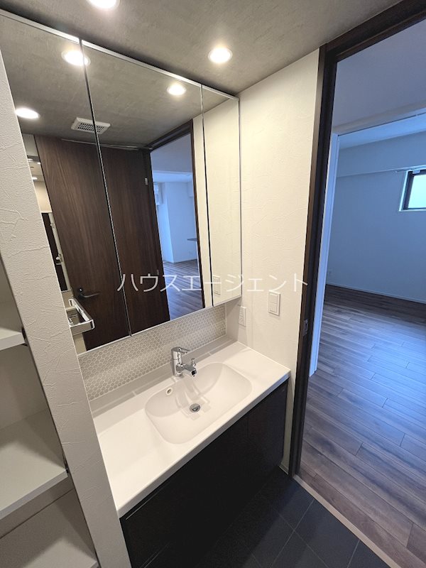 洗面設備　使いやすい独立洗面台です※別部屋参考