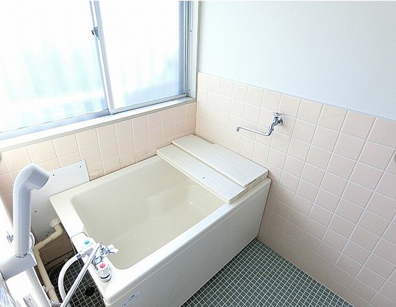 バス・シャワールーム　窓が大きく明るい浴室。