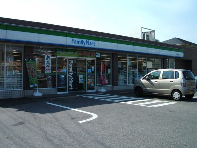 コンビニ　ファミリーマート西尾住崎店（コンビニ）まで700m