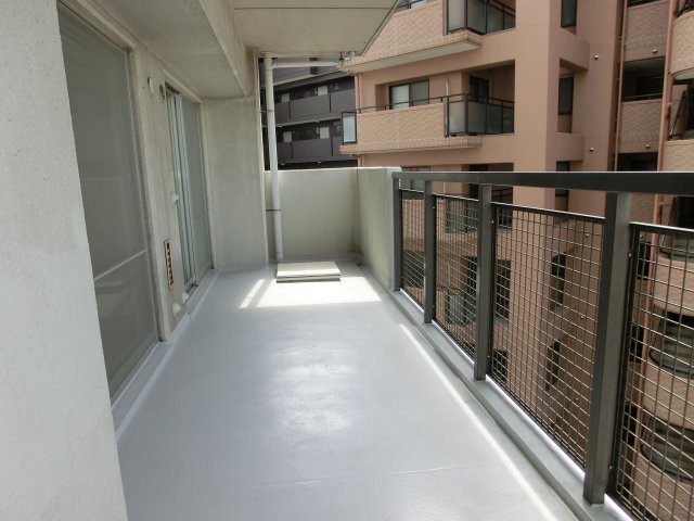 バルコニー　大きなバルコニー