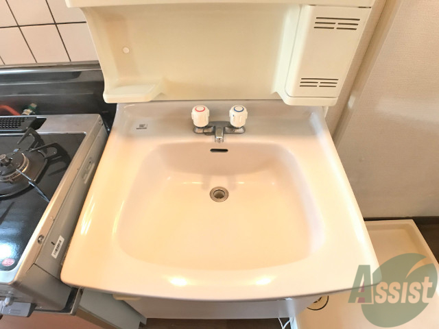 洗面設備　洗面台はシンプルなつくりで手入れがしやすそうですね。