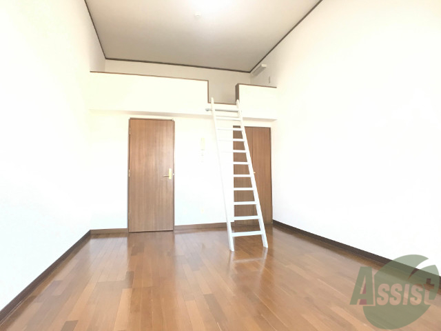 居室・リビング　８帖の洋室です。生活のメインとなる部屋ですね。