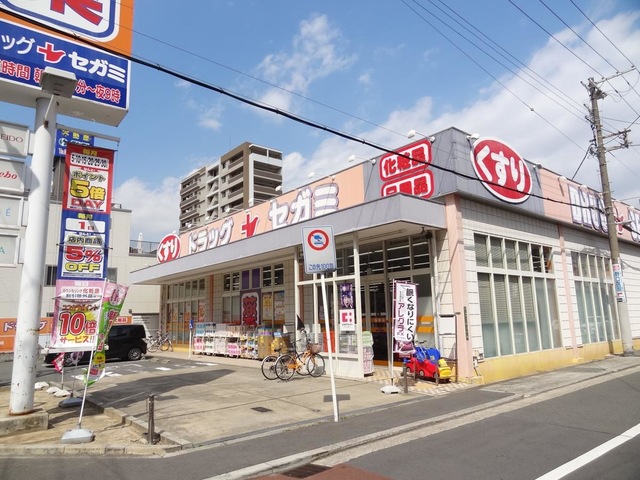 ドラックストア　ドラッグセガミ関目店（ドラッグストア）まで152m