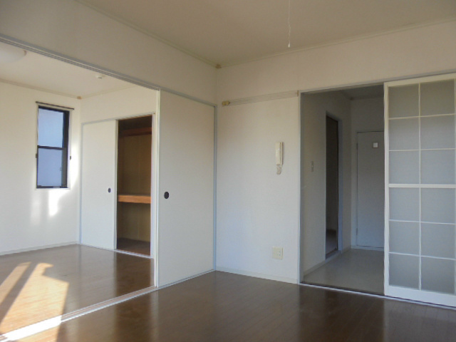 居室・リビング　画像は102号室です（参考）