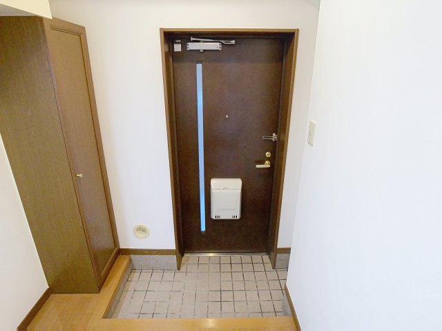 玄関　201号室の写真になります。