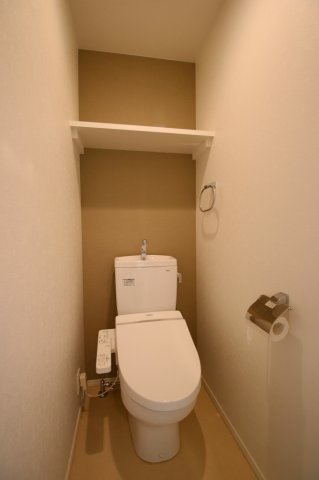 トイレ　落ち着いた色調のトイレです