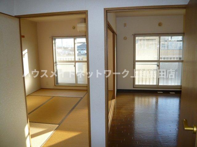 居室・リビング　居室（同室タイプ１２２号室の画像を掲載）