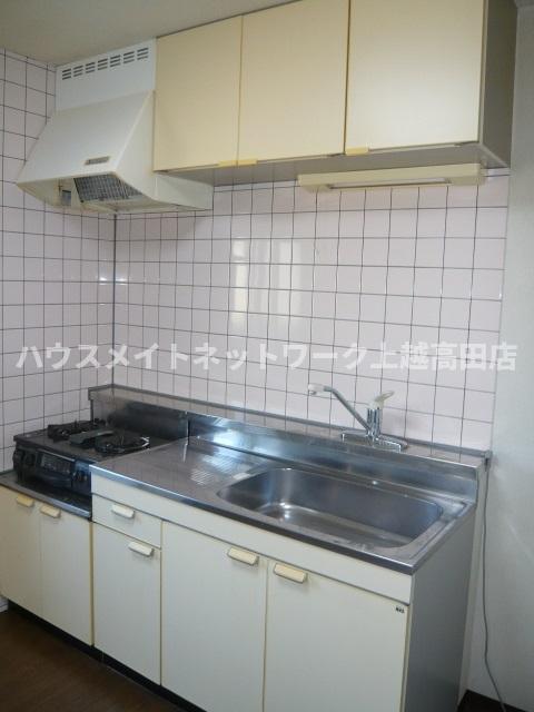 キッチン　キッチン（同室タイプ１２２号室の画像を掲載）