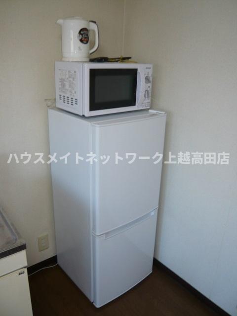その他設備　冷蔵庫　電子レンジ（同室タイプ１２２号室の画像を掲載）